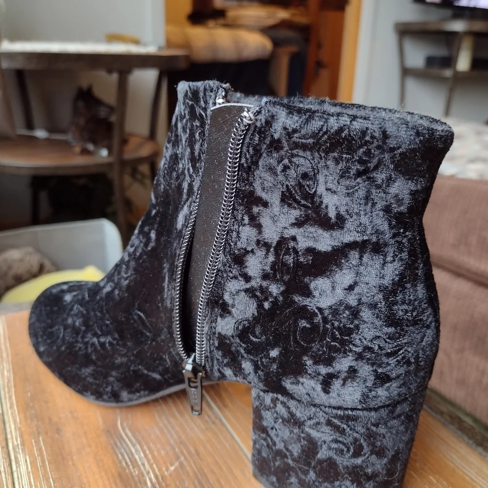 Beautiful! Velvet w/Embroidered Paisley Pattern Ankle Boot Size 8 Med NWOT - Picture 6 of 14